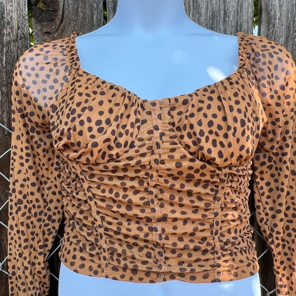 Spunky, cute, and fresh. What else could you ask for? Crop top long sleeve print - Picture 2 of 4